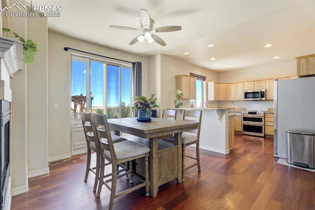 Image 11 of 48: Dining Area