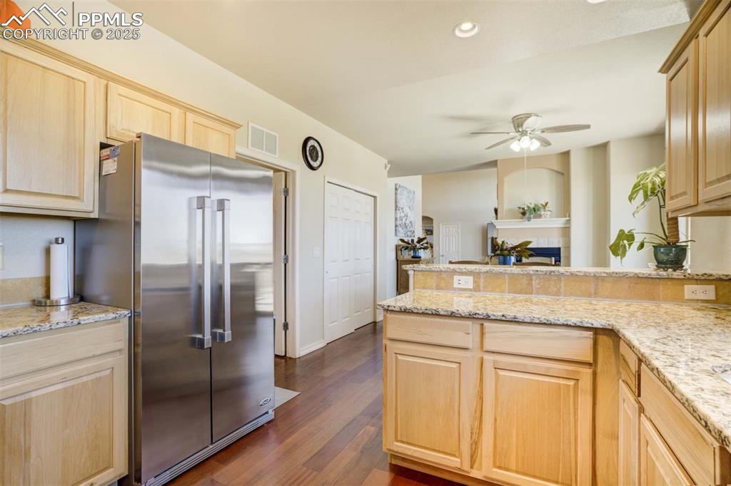 Image 15 of 48: Kitchen