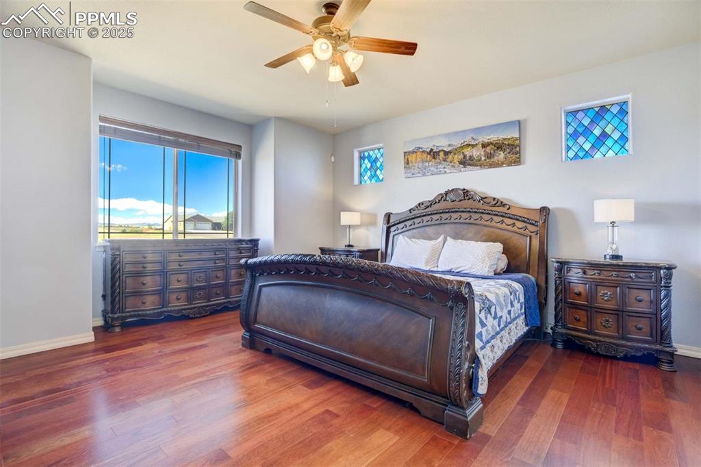 Image 21 of 48: Bedroom