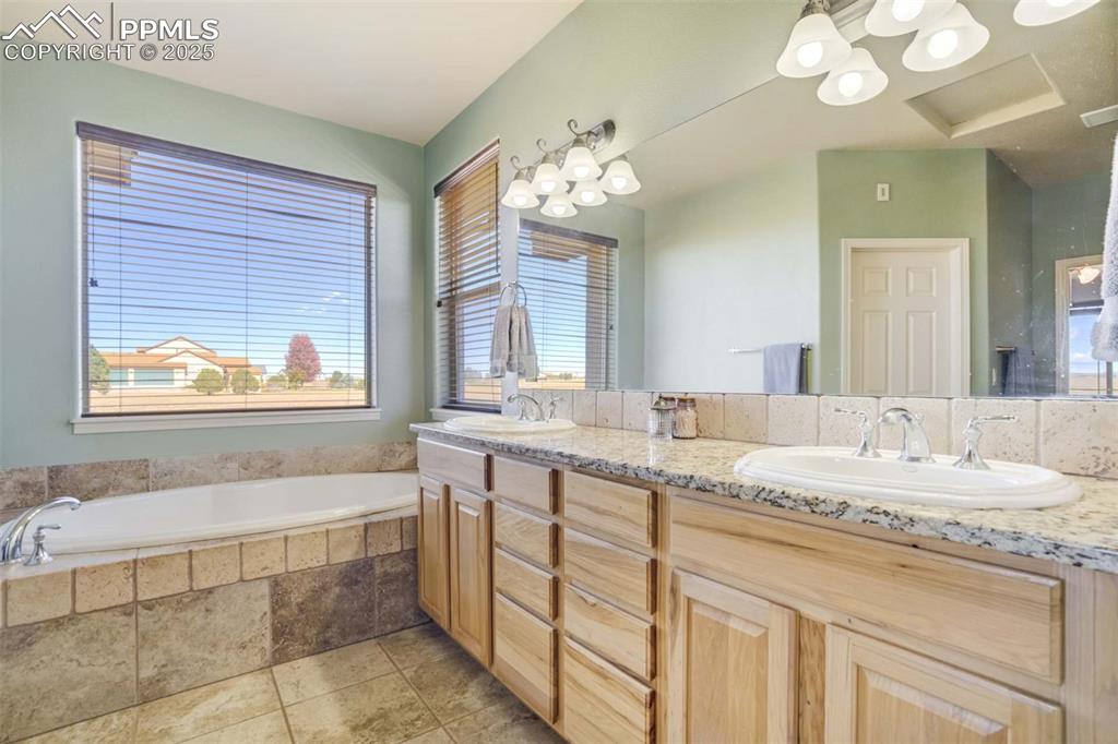 Image 23 of 48: Bathroom