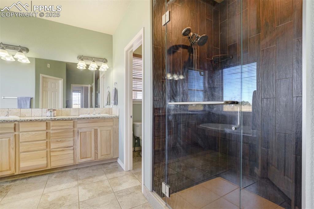 Image 24 of 48: Bathroom