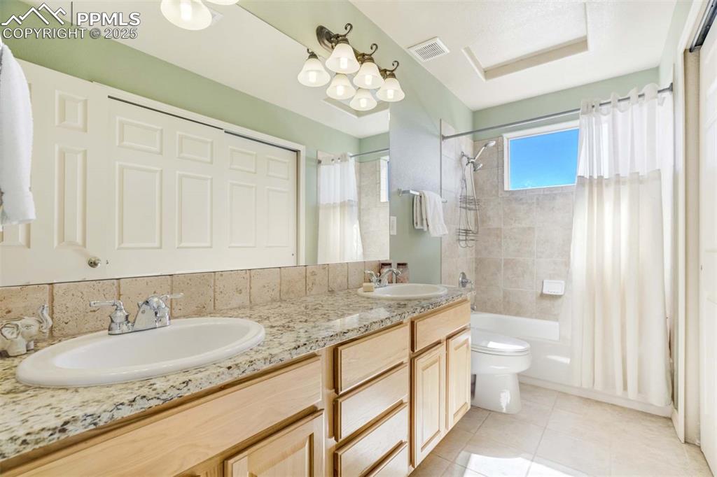 Image 30 of 48: Bathroom