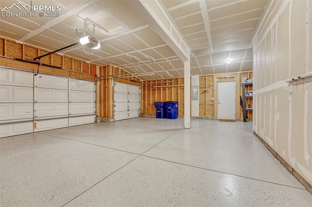 Image 15 of 43: Garage