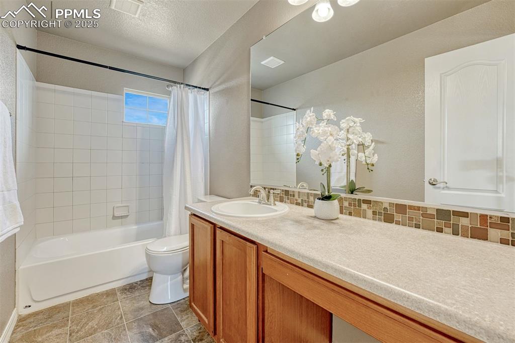 Image 17 of 43: Bathroom