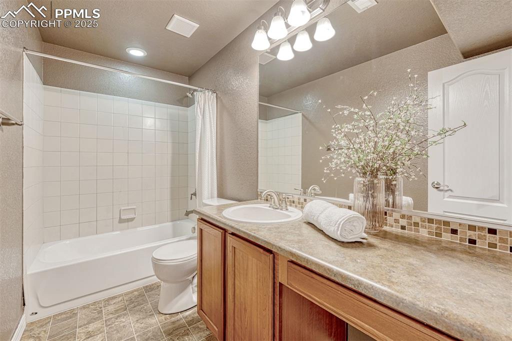 Image 21 of 43: Bathroom