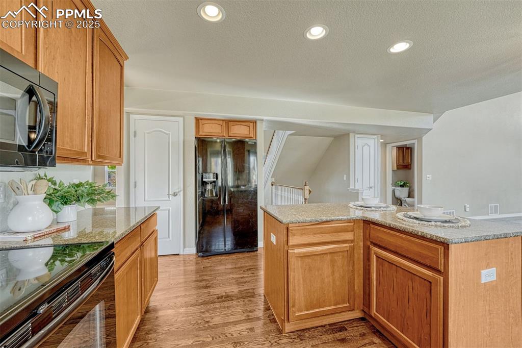 Image 30 of 43: Kitchen