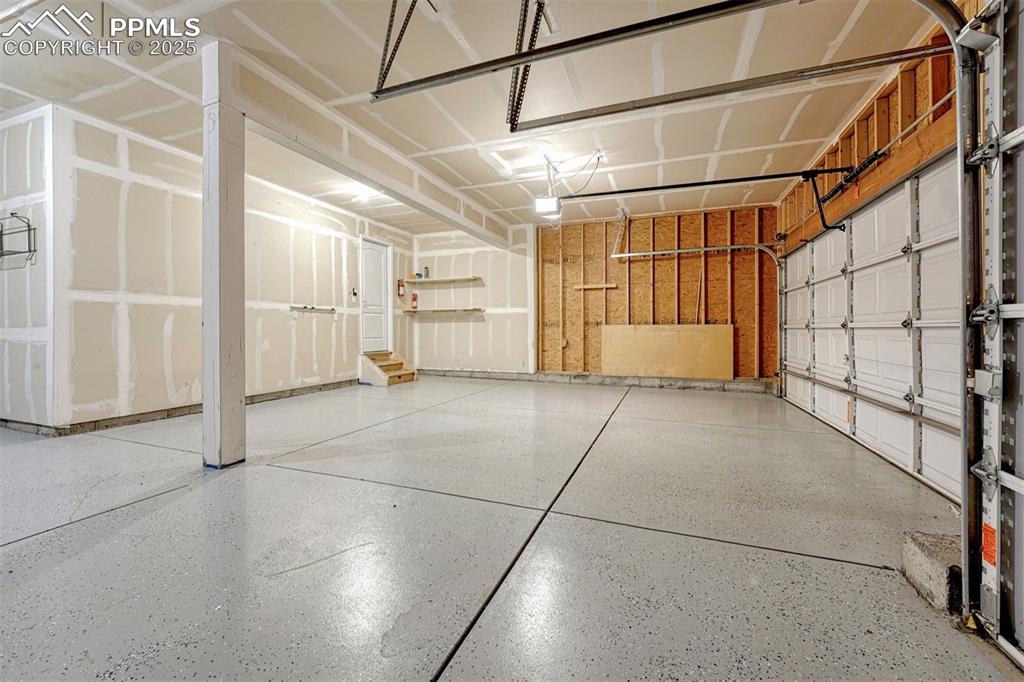 Image 34 of 43: Garage