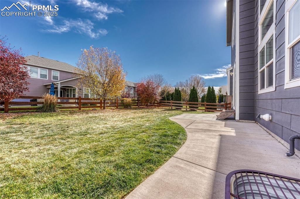 Image 38 of 43: Yard