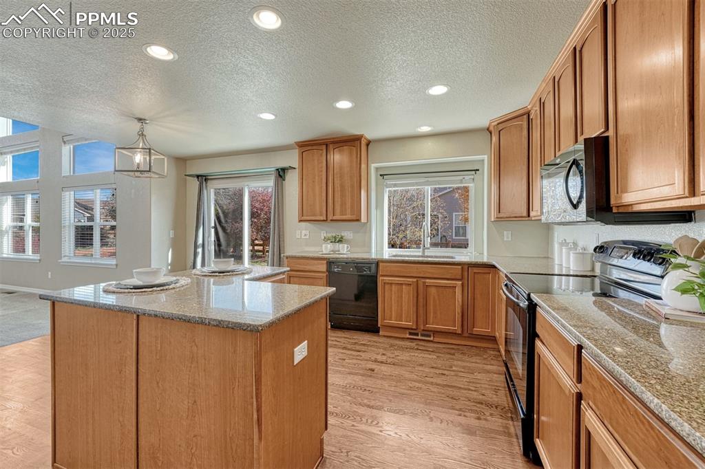 Image 4 of 43: Kitchen