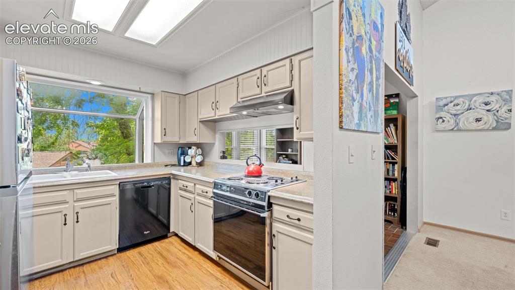 Image 10 of 28: Kitchen