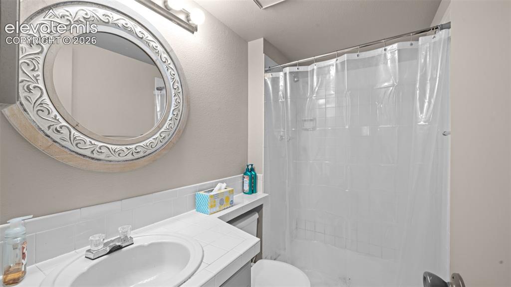 Image 17 of 28: Bathroom