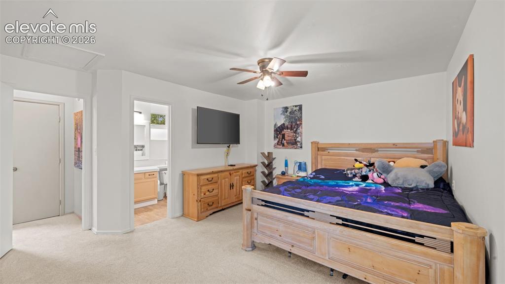 Image 19 of 28: Bedroom