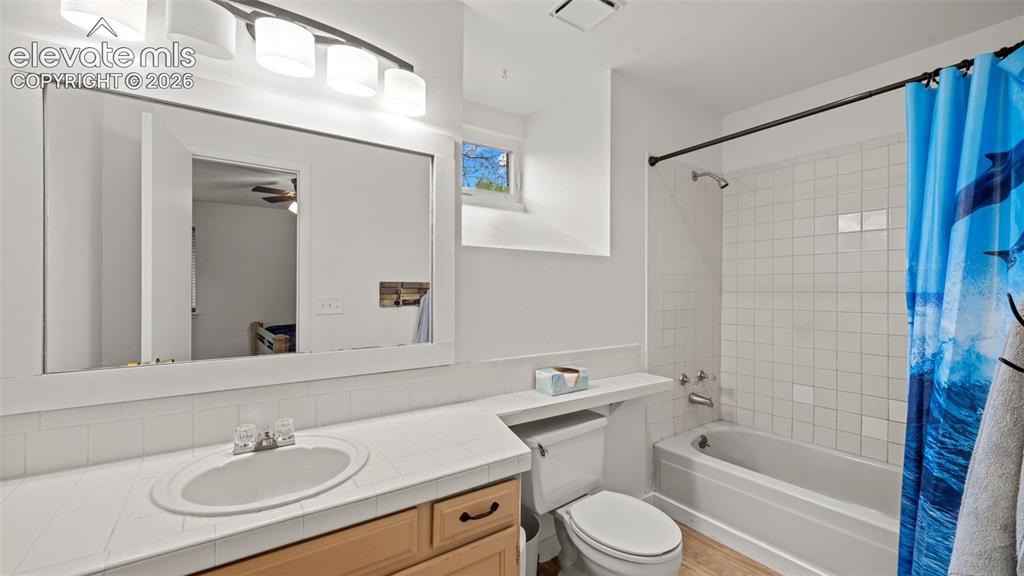Image 20 of 28: Bathroom