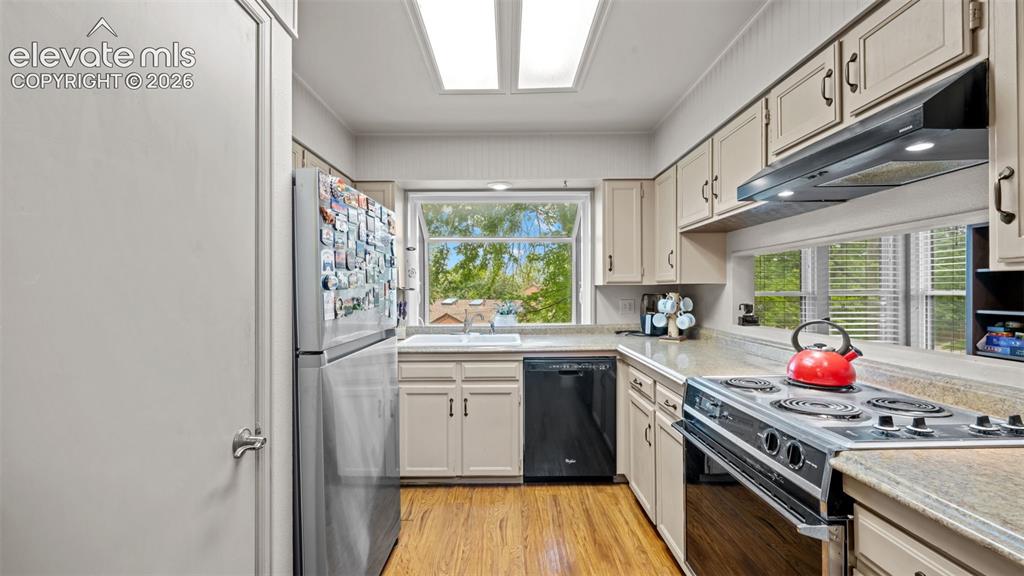 Image 9 of 28: Kitchen