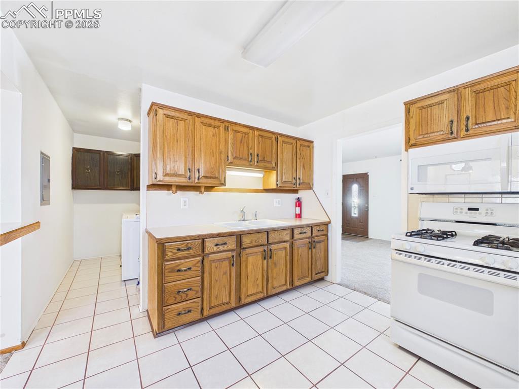 Image 10 of 35: Kitchen