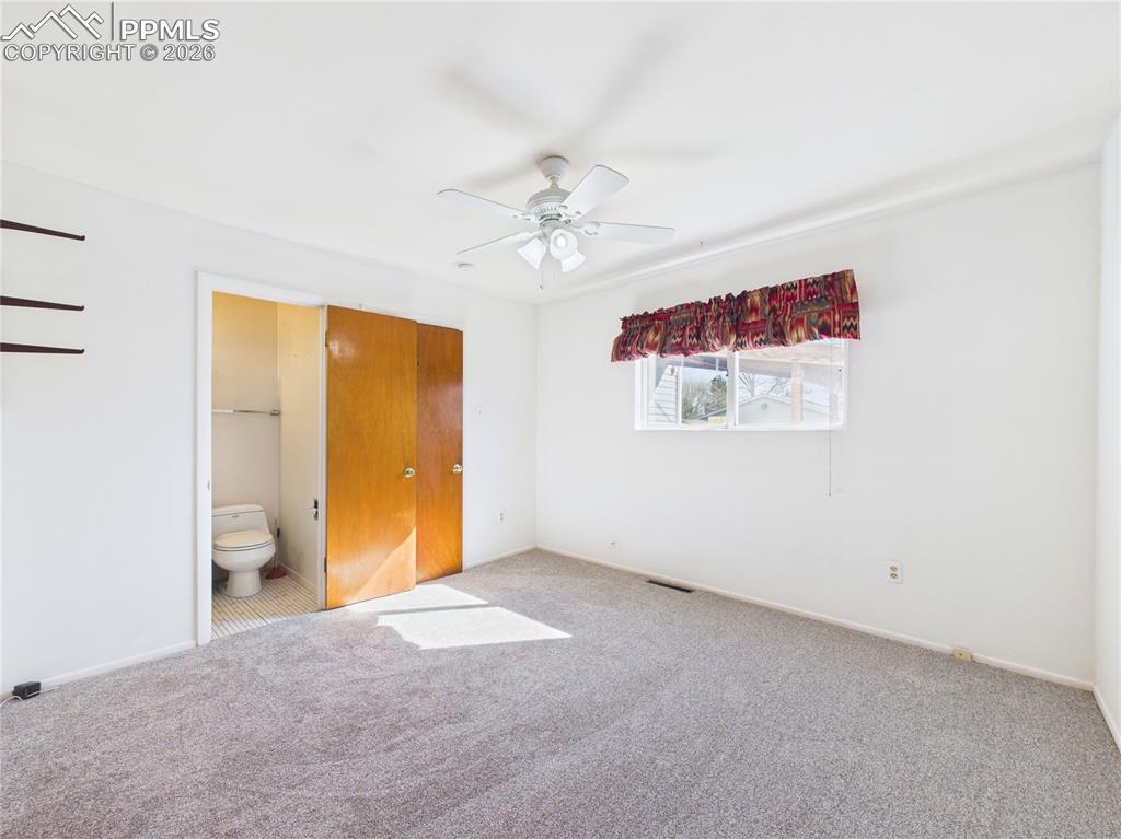 Image 22 of 35: Bedroom