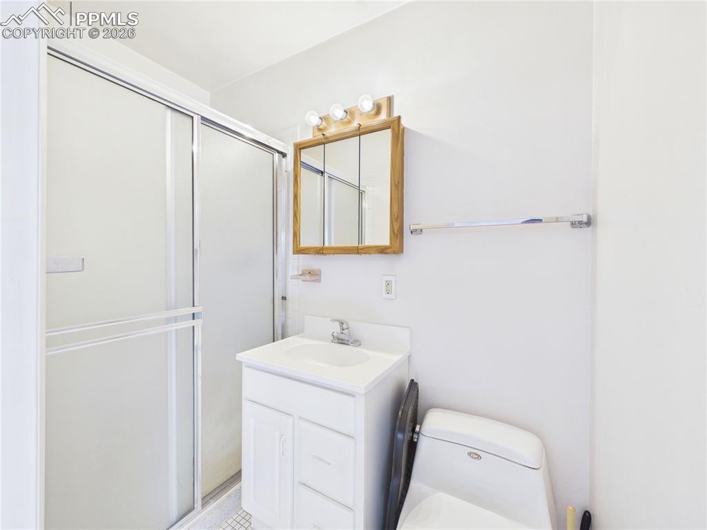 Image 23 of 35: Bathroom