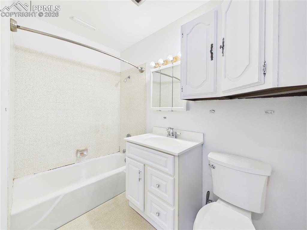 Image 26 of 35: Bathroom