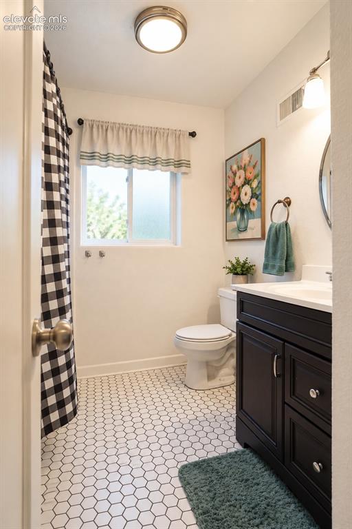 Image 11 of 12: Bathroom