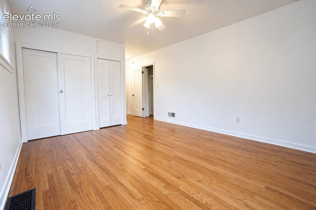 Image 8 of 12: Bedroom