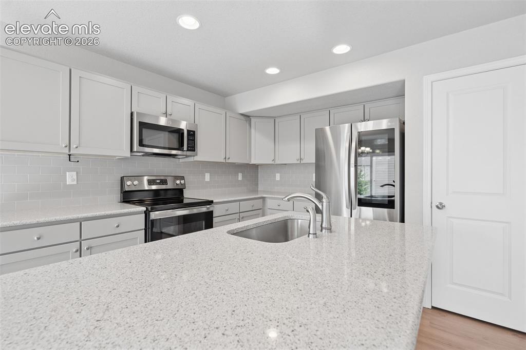 Image 18 of 36: Kitchen