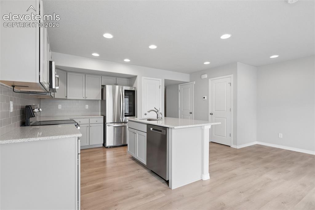 Image 19 of 36: Kitchen