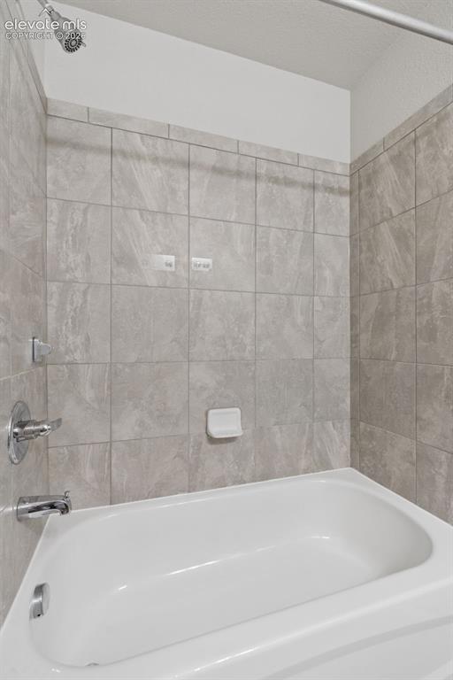Image 25 of 36: Bathroom