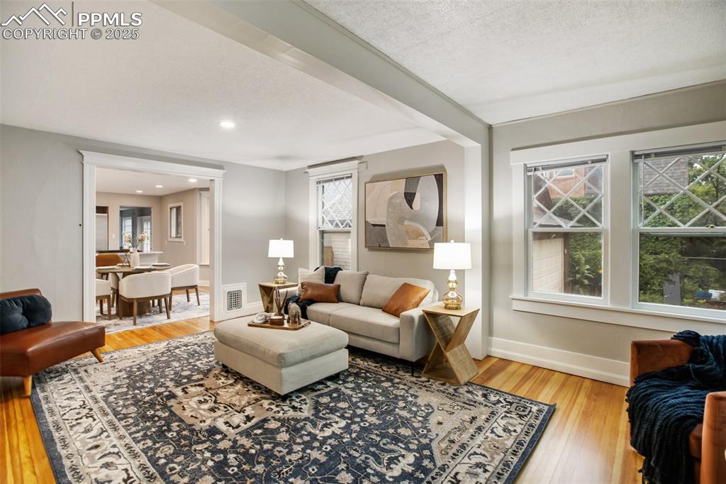 Image 10 of 30: Living Room