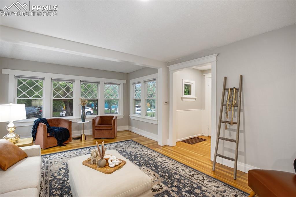 Image 11 of 30: Living Room