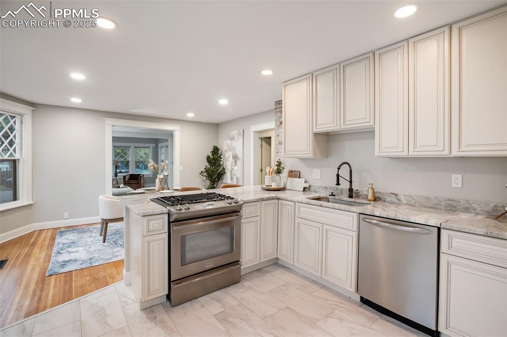 Image 15 of 30: Kitchen