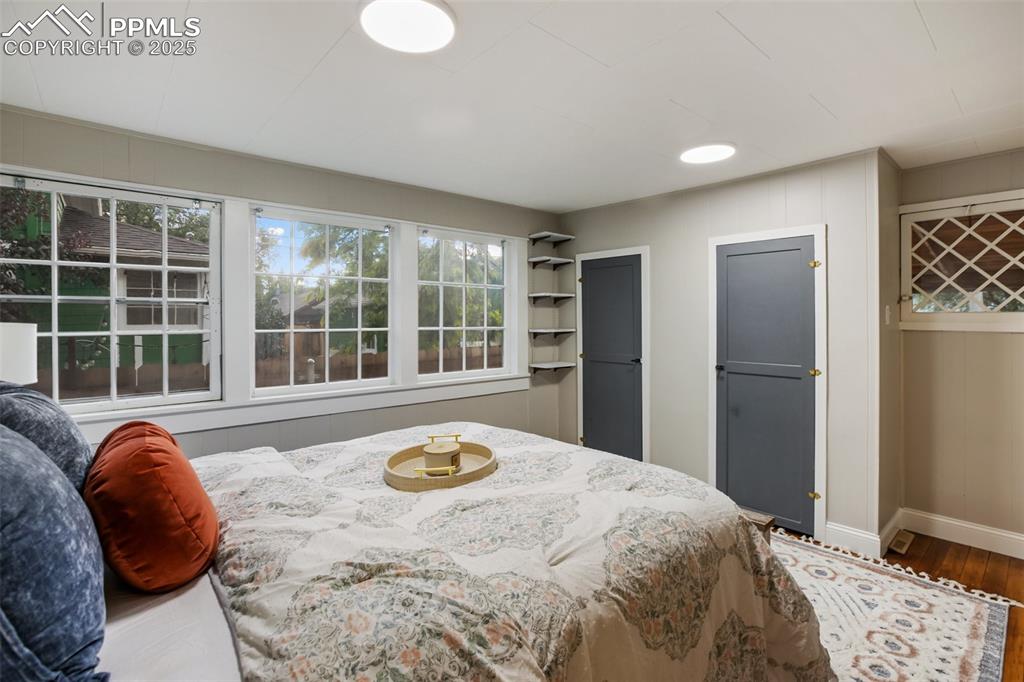 Image 16 of 30: Bedroom