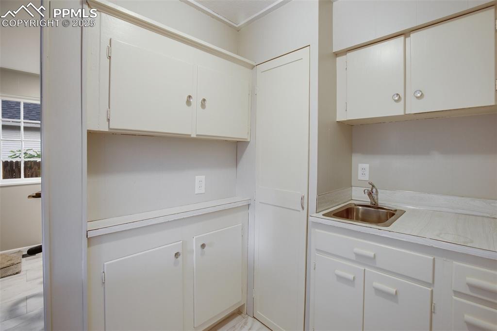 Image 19 of 30: Kitchen