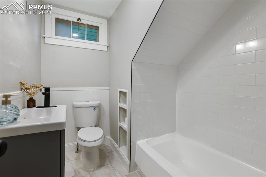 Image 21 of 30: Bathroom