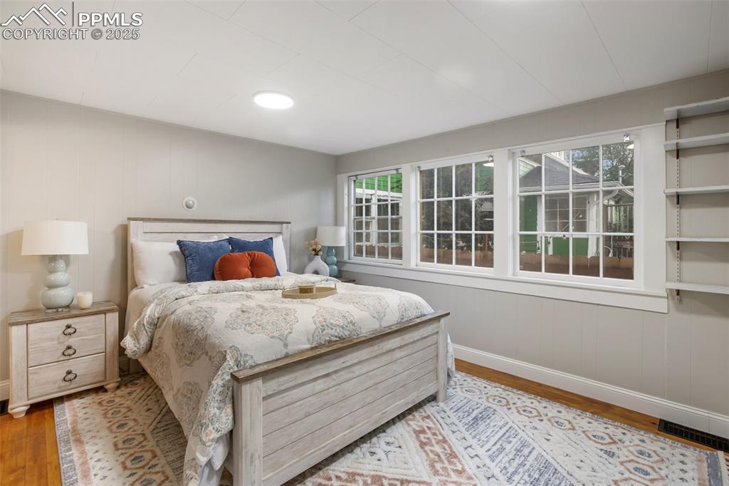 Image 6 of 30: Bedroom