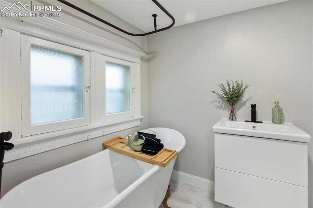 Image 7 of 30: Bathroom