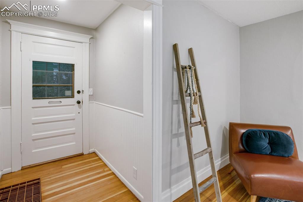 Image 9 of 30: Entry