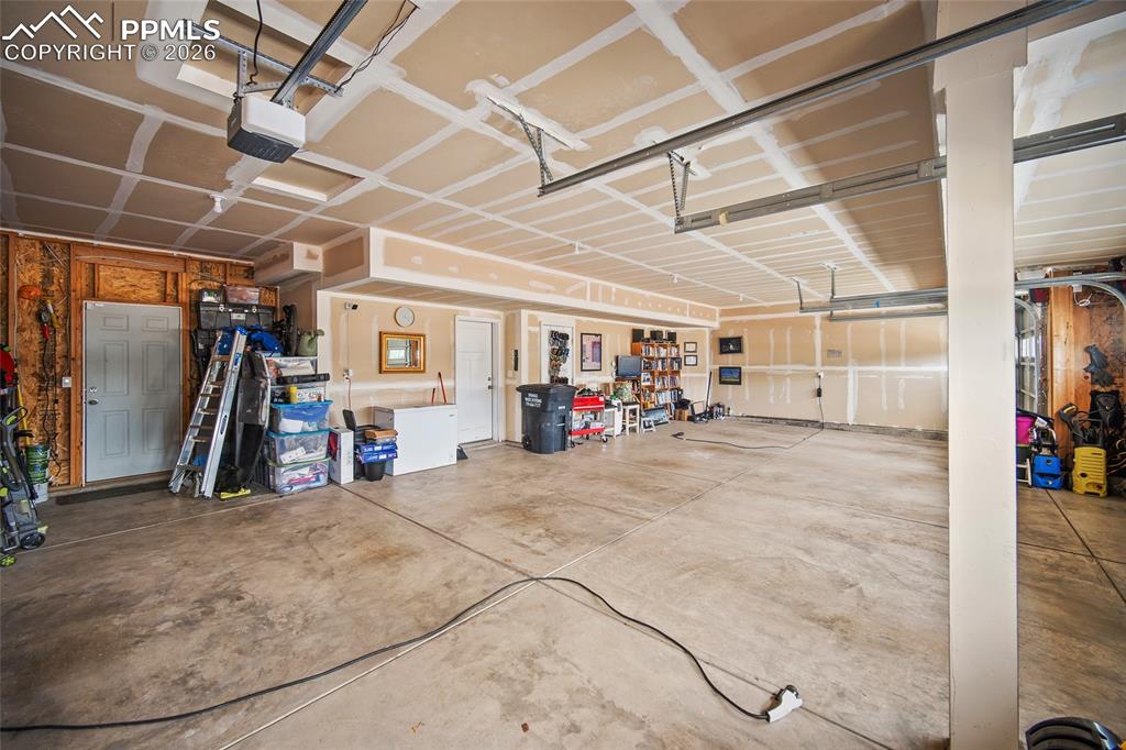 Image 30 of 31: Garage