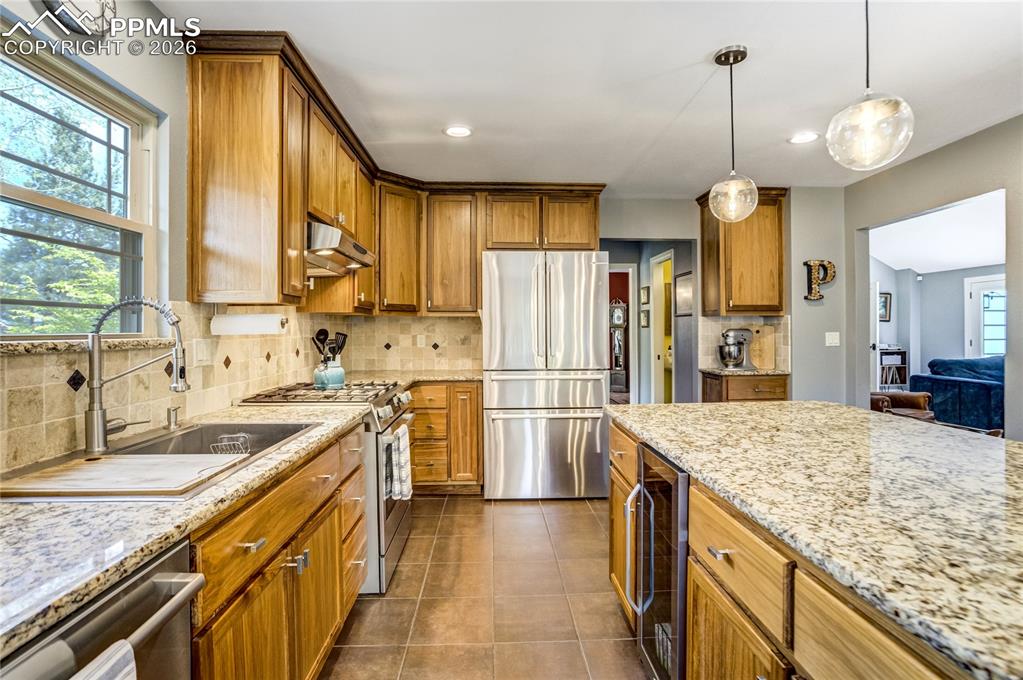 Image 12 of 50: Kitchen