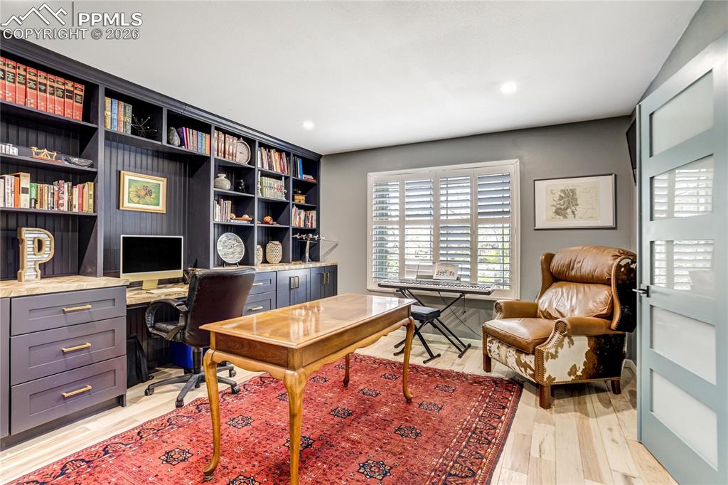 Image 15 of 50: Dining Area