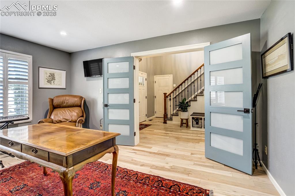 Image 16 of 50: Office