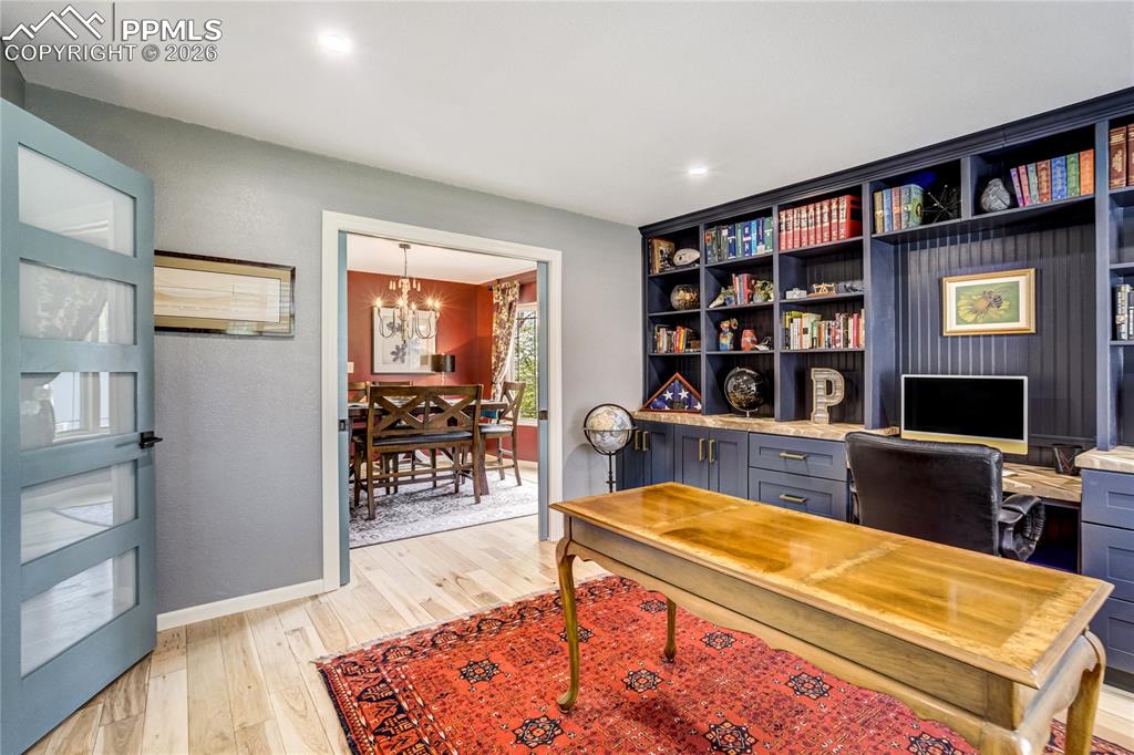 Image 17 of 50: Office