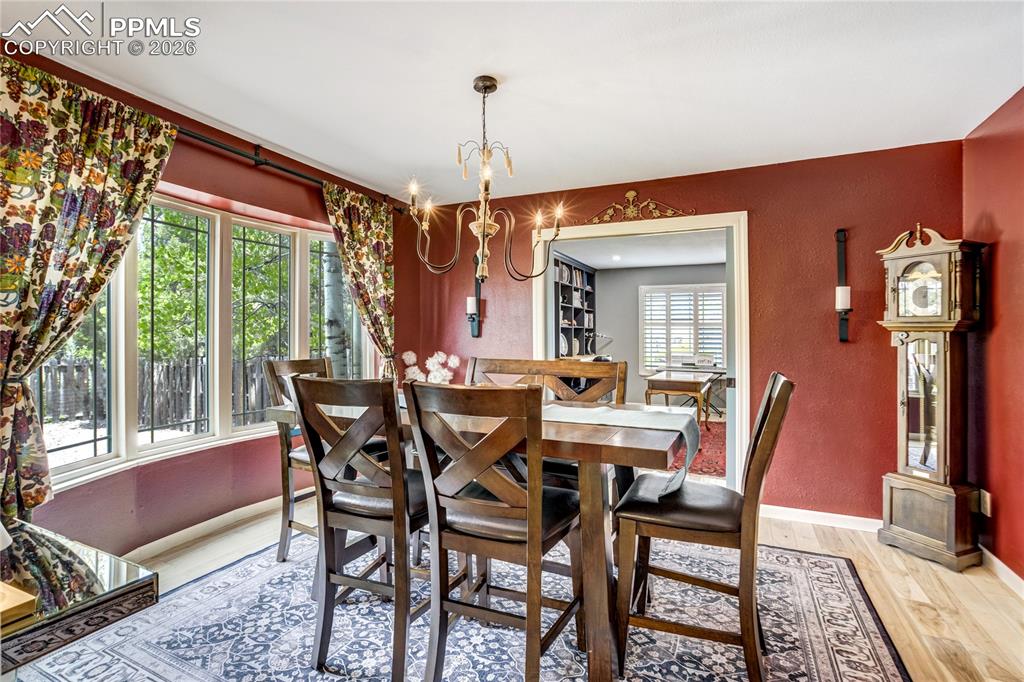 Image 19 of 50: Dining Area