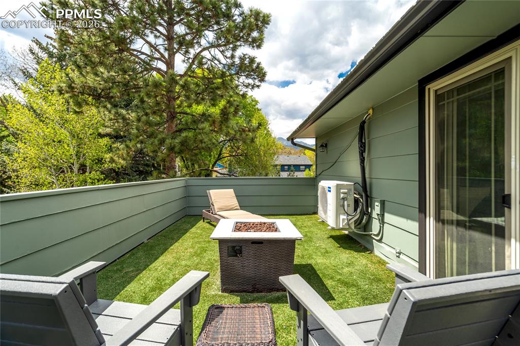 Image 27 of 50: Yard