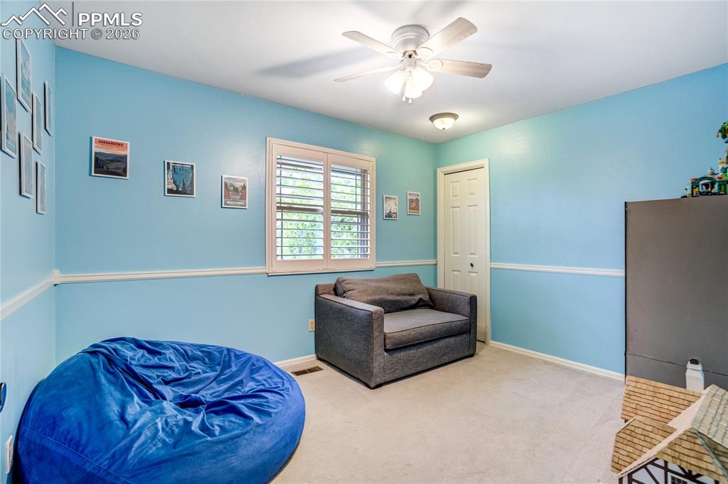 Image 31 of 50: Bedroom