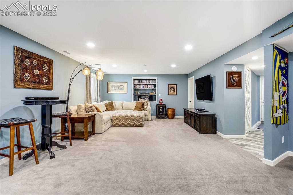 Image 34 of 50: Living Room