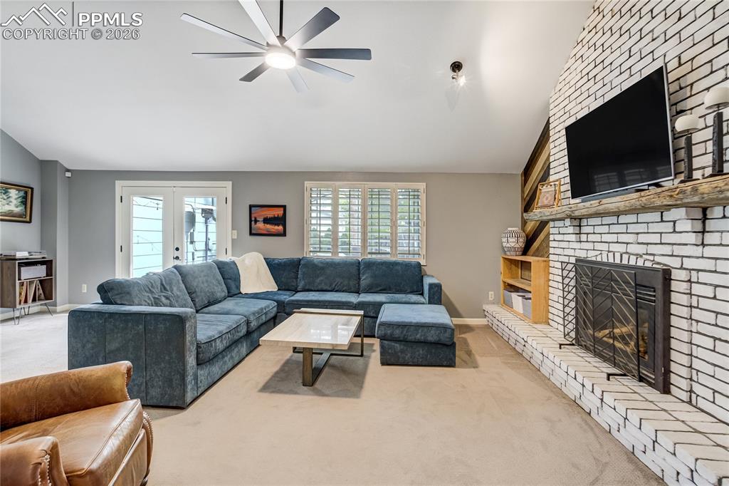 Image 7 of 50: Living Room