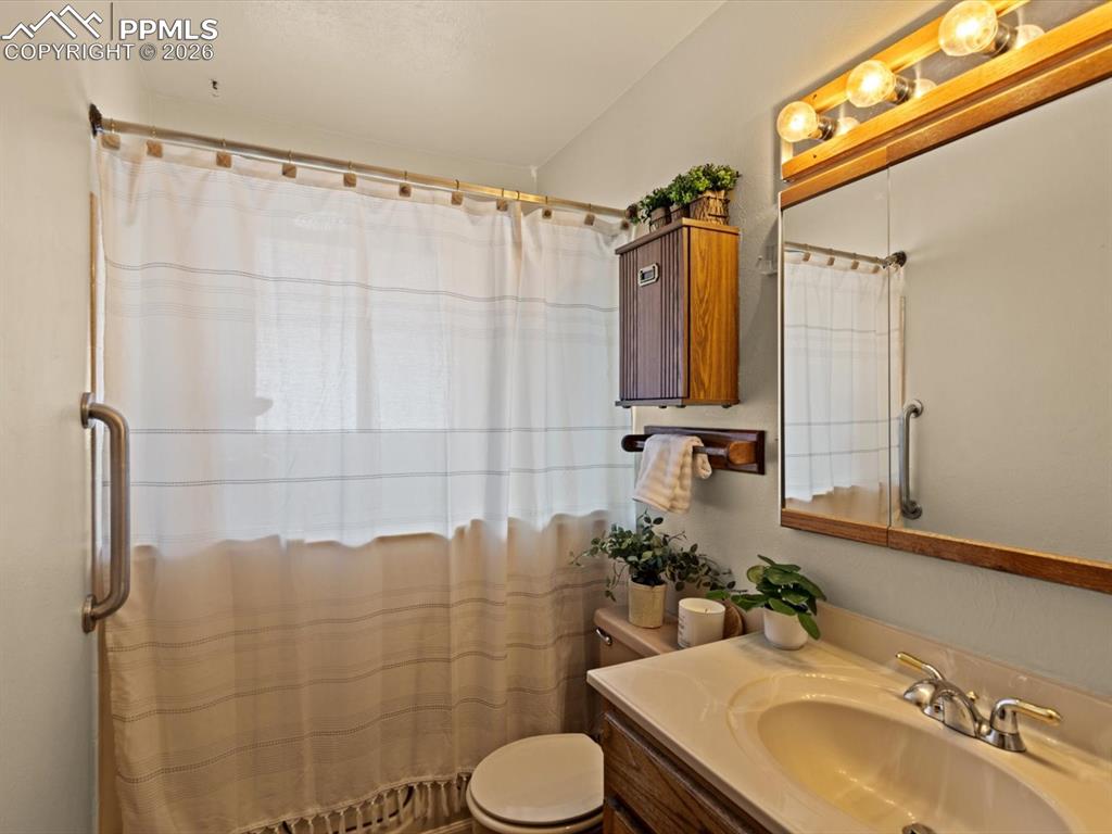 Image 14 of 29: Bathroom