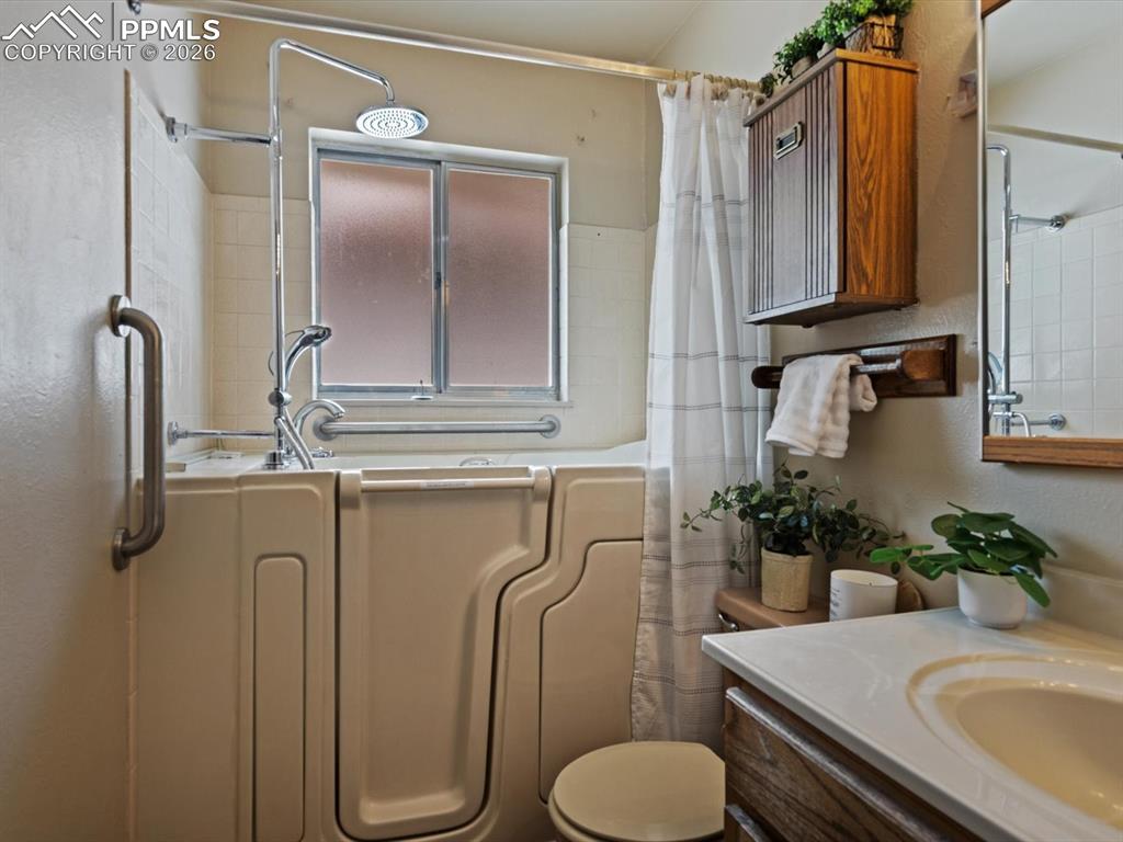 Image 15 of 29: Bathroom