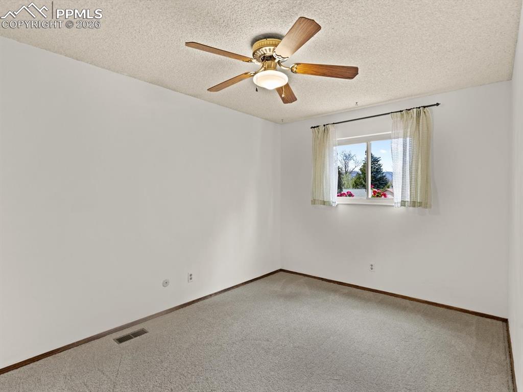 Image 23 of 29: Bedroom