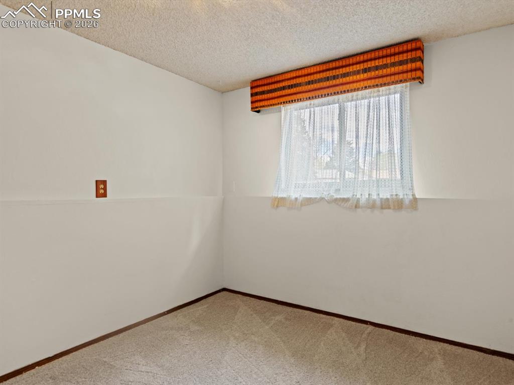 Image 24 of 29: Bedroom